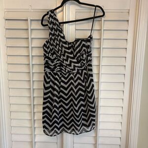 H&M Black and White Chevron One-Shoulder Dress‎ Size 12
